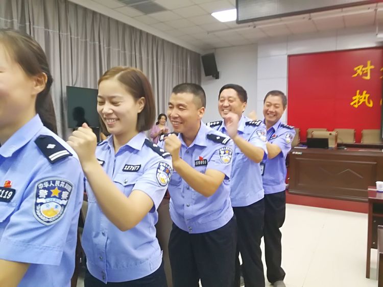 公安民警保家園 心靈港灣送溫暖